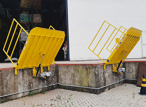 Qual o impacto da niveladora de doca frontal no fluxo logístico?