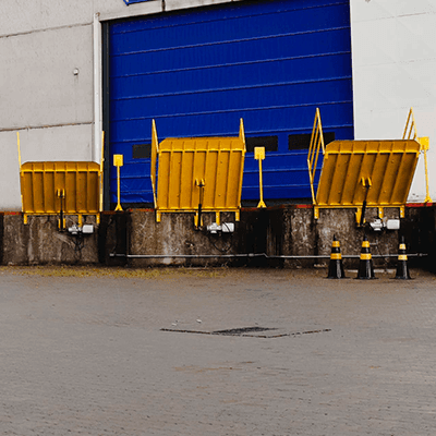 Garanta eficiência e segurança com a niveladora de doca hidráulica