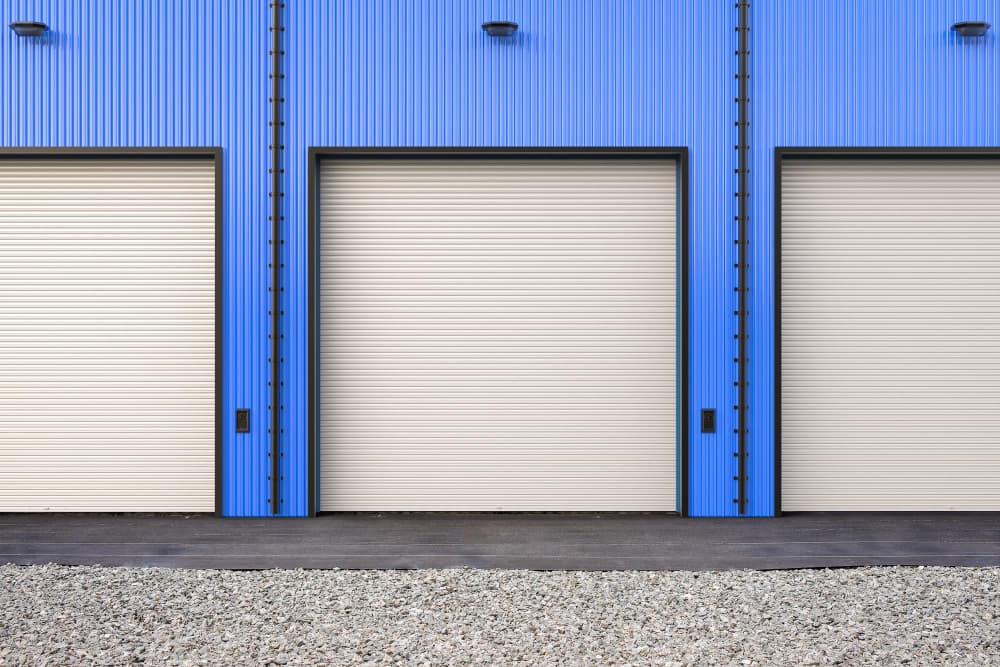 Porta de galpão: o que saber antes de investir?