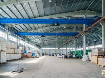 O papel da intralogística na redução de custos operacionais em galpões