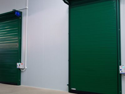 O papel essencial das portas frigorificadas na preservação de alimentos