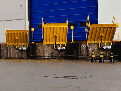 Garanta eficiência e segurança com a niveladora de doca hidráulica