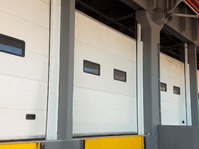 Como as portas seccionadas para docas aumentam a eficiência operacional