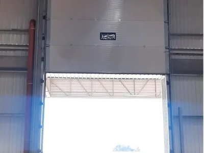 Porta guilhotina industrial da Tecnodock: a melhor opção para ambientes de alta demanda