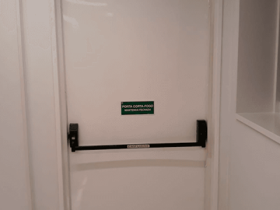 Como a porta corta fogo com barra antipânico funciona em emergências Como a porta corta fogo com barra antipânico funciona em emergências