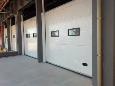 Como as portas seccionais protegem a carga contra variações térmicas