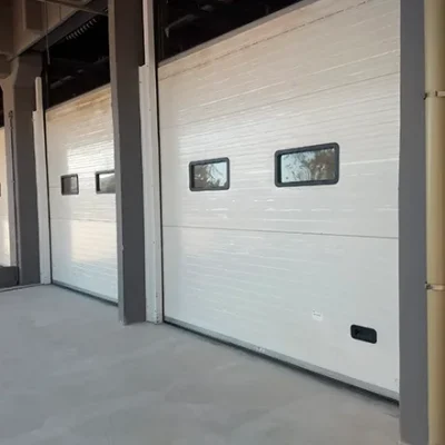 Como as portas seccionais protegem a carga contra variações térmicas