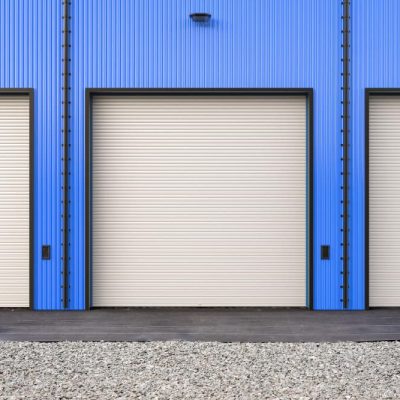 Porta de galpão: o que saber antes de investir?